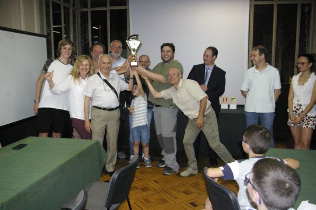 _06_16_037legnanocarroccio3squadra.jpg